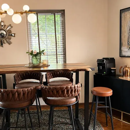 Artcity - 3 Boutique Suits In Historic Town Villa