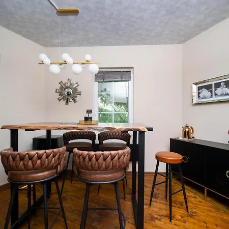 Artcity - 3 Boutique Suits In Historic Town Villa
